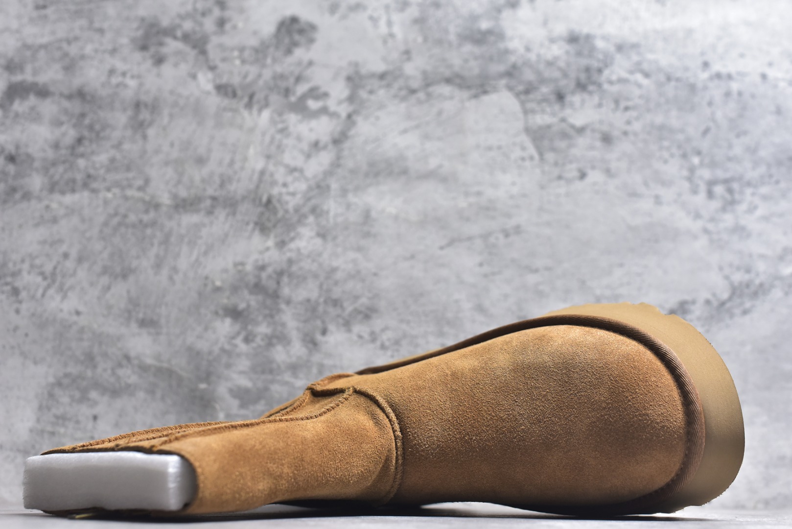 图片[4]-#X1 全网热卖款最齐 UGG 100个配色 市面顶级版本 UGG 鱼人厚底铅笔靴 5cm厚底 小红书爆款 广州外贸大厂生产 鞋头到鞋垫真羊皮毛一体 独立外盒包装 芯片 带防水工艺 区别市面任何版本 5cm厚底 独立原版开发大底 羊绒鞋垫 冬季保暖外出 家居都是很适合的选择 进年uug推出款式系列 局部偏向年轻消费者喜好 也走到时尚潮流穿搭的前沿 鞋身材质 防泼水涂层翻毛皮鞋面 17毫米UGGPURE™植入式羊毛内底 轻便防滑舒适橡胶外底 带有品牌LOGO商标 带全套包装 尺码： 35 36 37 38 39 40-选品中心