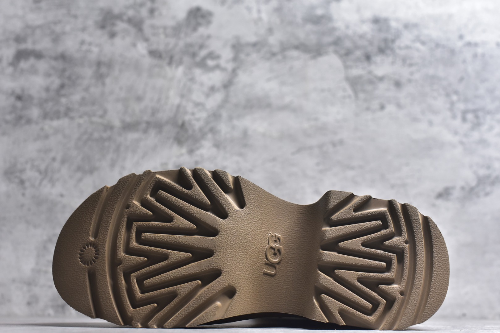 图片[6]-#X1 全网热卖款最齐 UGG 100个配色 市面顶级版本 UGG 鱼人厚底铅笔靴 5cm厚底 小红书爆款 广州外贸大厂生产 鞋头到鞋垫真羊皮毛一体 独立外盒包装 芯片 带防水工艺 区别市面任何版本 5cm厚底 独立原版开发大底 羊绒鞋垫 冬季保暖外出 家居都是很适合的选择 进年uug推出款式系列 局部偏向年轻消费者喜好 也走到时尚潮流穿搭的前沿 鞋身材质 防泼水涂层翻毛皮鞋面 17毫米UGGPURE™植入式羊毛内底 轻便防滑舒适橡胶外底 带有品牌LOGO商标 带全套包装 尺码： 35 36 37 38 39 40-选品中心