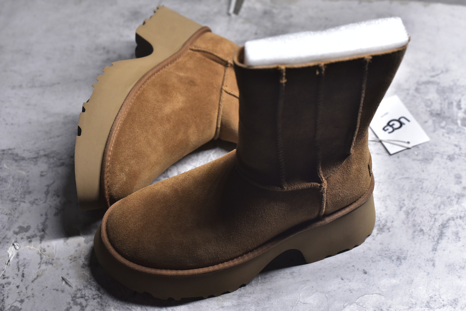 图片[7]-#X1 全网热卖款最齐 UGG 100个配色 市面顶级版本 UGG 鱼人厚底铅笔靴 5cm厚底 小红书爆款 广州外贸大厂生产 鞋头到鞋垫真羊皮毛一体 独立外盒包装 芯片 带防水工艺 区别市面任何版本 5cm厚底 独立原版开发大底 羊绒鞋垫 冬季保暖外出 家居都是很适合的选择 进年uug推出款式系列 局部偏向年轻消费者喜好 也走到时尚潮流穿搭的前沿 鞋身材质 防泼水涂层翻毛皮鞋面 17毫米UGGPURE™植入式羊毛内底 轻便防滑舒适橡胶外底 带有品牌LOGO商标 带全套包装 尺码： 35 36 37 38 39 40-选品中心