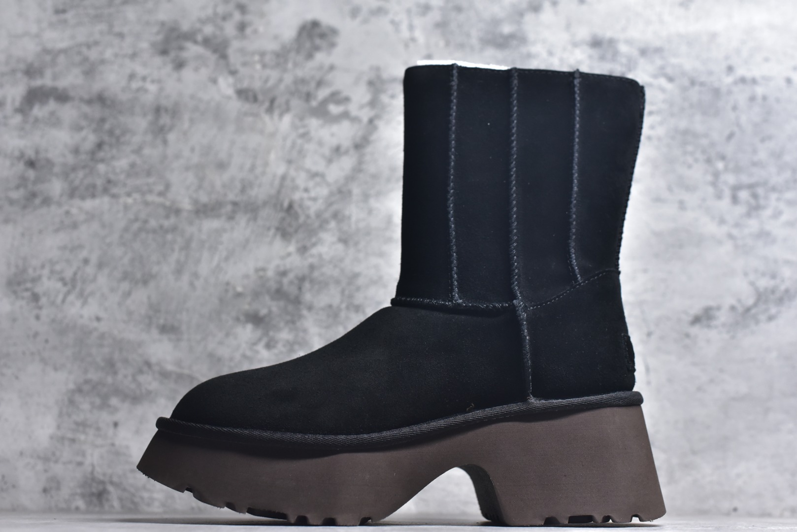 #X1 全网热卖款最齐 UGG 100个配色 市面顶级版本 UGG 鱼人厚底铅笔靴 5cm厚底 小红书爆款 广州外贸大厂生产 鞋头到鞋垫真羊皮毛一体 独立外盒包装 芯片 带防水工艺 区别市面任何版本 5cm厚底 独立原版开发大底 羊绒鞋垫 冬季保暖外出 家居都是很适合的选择 进年uug推出款式系列 局部偏向年轻消费者喜好 也走到时尚潮流穿搭的前沿 鞋身材质 防泼水涂层翻毛皮鞋面 17毫米UGGPURE™植入式羊毛内底 轻便防滑舒适橡胶外底 带有品牌LOGO商标 带全套包装 尺码： 35 36 37 38 39 40-选品中心