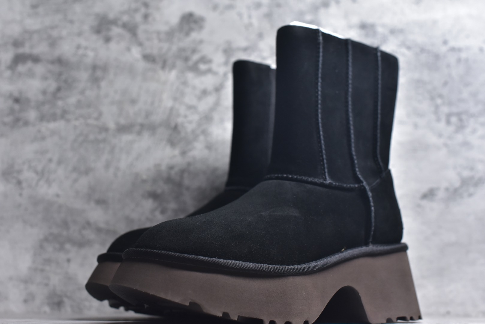 图片[2]-#X1 全网热卖款最齐 UGG 100个配色 市面顶级版本 UGG 鱼人厚底铅笔靴 5cm厚底 小红书爆款 广州外贸大厂生产 鞋头到鞋垫真羊皮毛一体 独立外盒包装 芯片 带防水工艺 区别市面任何版本 5cm厚底 独立原版开发大底 羊绒鞋垫 冬季保暖外出 家居都是很适合的选择 进年uug推出款式系列 局部偏向年轻消费者喜好 也走到时尚潮流穿搭的前沿 鞋身材质 防泼水涂层翻毛皮鞋面 17毫米UGGPURE™植入式羊毛内底 轻便防滑舒适橡胶外底 带有品牌LOGO商标 带全套包装 尺码： 35 36 37 38 39 40-选品中心