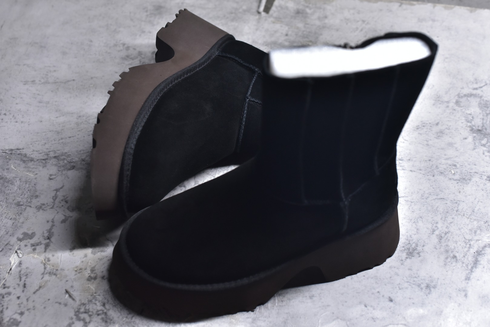 图片[7]-#X1 全网热卖款最齐 UGG 100个配色 市面顶级版本 UGG 鱼人厚底铅笔靴 5cm厚底 小红书爆款 广州外贸大厂生产 鞋头到鞋垫真羊皮毛一体 独立外盒包装 芯片 带防水工艺 区别市面任何版本 5cm厚底 独立原版开发大底 羊绒鞋垫 冬季保暖外出 家居都是很适合的选择 进年uug推出款式系列 局部偏向年轻消费者喜好 也走到时尚潮流穿搭的前沿 鞋身材质 防泼水涂层翻毛皮鞋面 17毫米UGGPURE™植入式羊毛内底 轻便防滑舒适橡胶外底 带有品牌LOGO商标 带全套包装 尺码： 35 36 37 38 39 40-选品中心