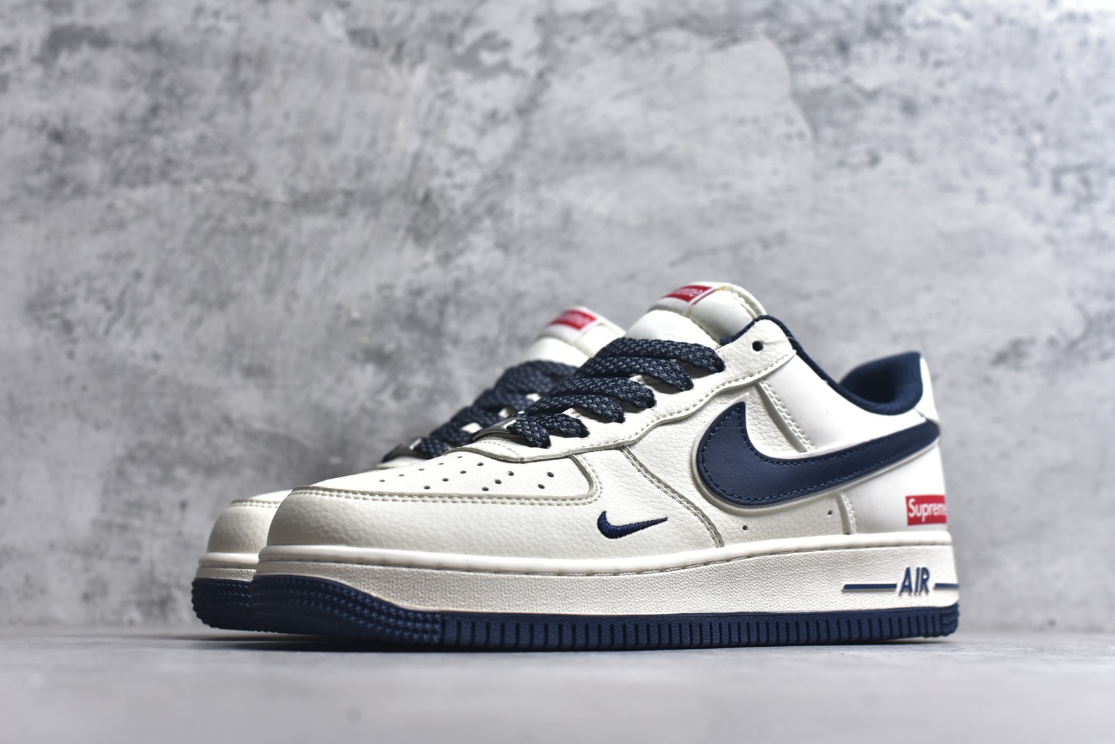 图片[2]-#海外限量发售！公司级NIke Air Force 1 \’07 Low “Supreme-午夜蓝”空军一号 低帮 运动鞋 休闲鞋 折边针车 工艺难度大 原楦头原纸板 原装鞋盒 定制五金配件 内置全掌气垫 原厂鞋底 货号：JP8028-061 尺码：36 36.5 37.5 38 38.5 39 40 40.5 41 42 42.5 43 44 44.5 45-选品中心