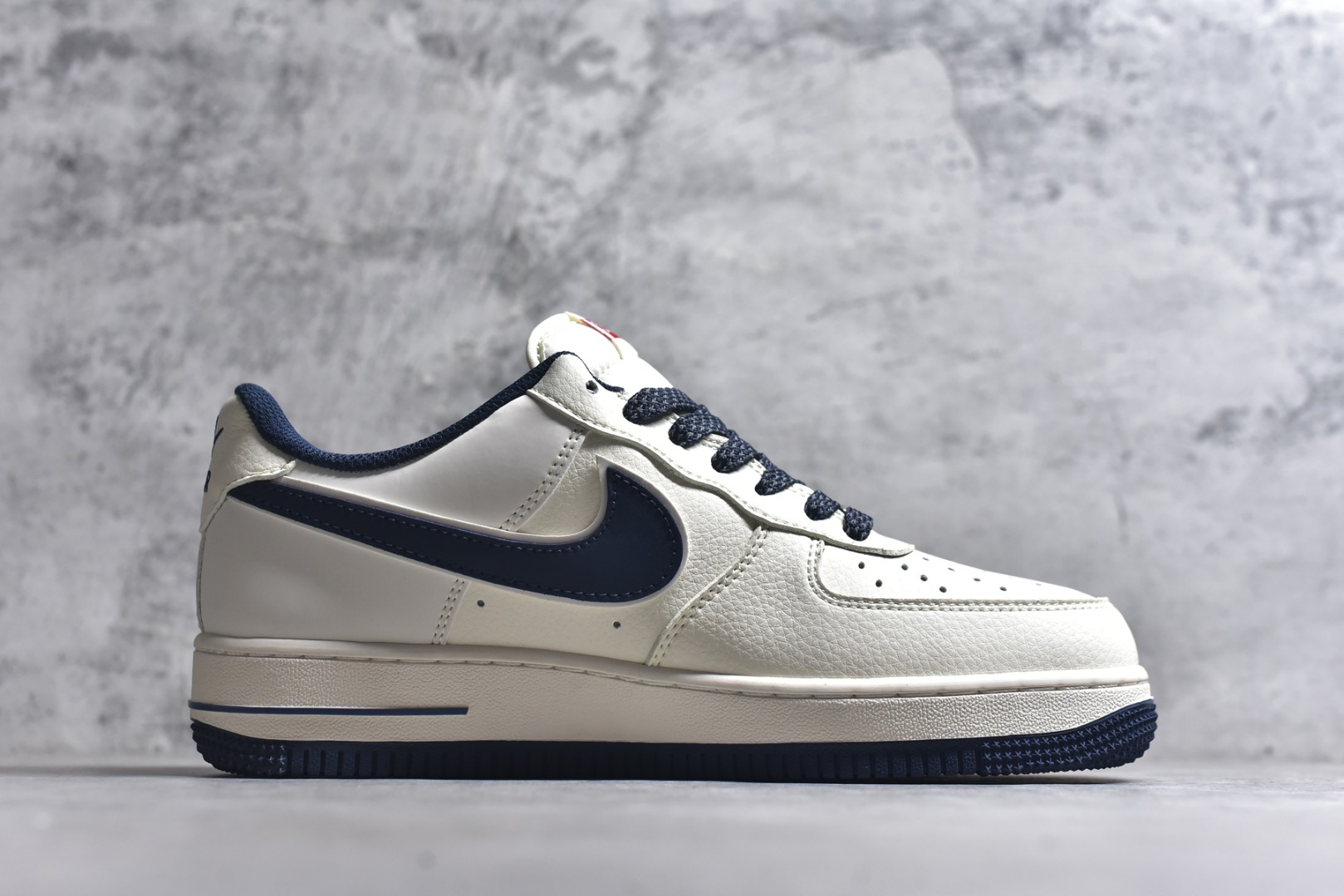 图片[3]-#海外限量发售！公司级NIke Air Force 1 \’07 Low “Supreme-午夜蓝”空军一号 低帮 运动鞋 休闲鞋 折边针车 工艺难度大 原楦头原纸板 原装鞋盒 定制五金配件 内置全掌气垫 原厂鞋底 货号：JP8028-061 尺码：36 36.5 37.5 38 38.5 39 40 40.5 41 42 42.5 43 44 44.5 45-选品中心