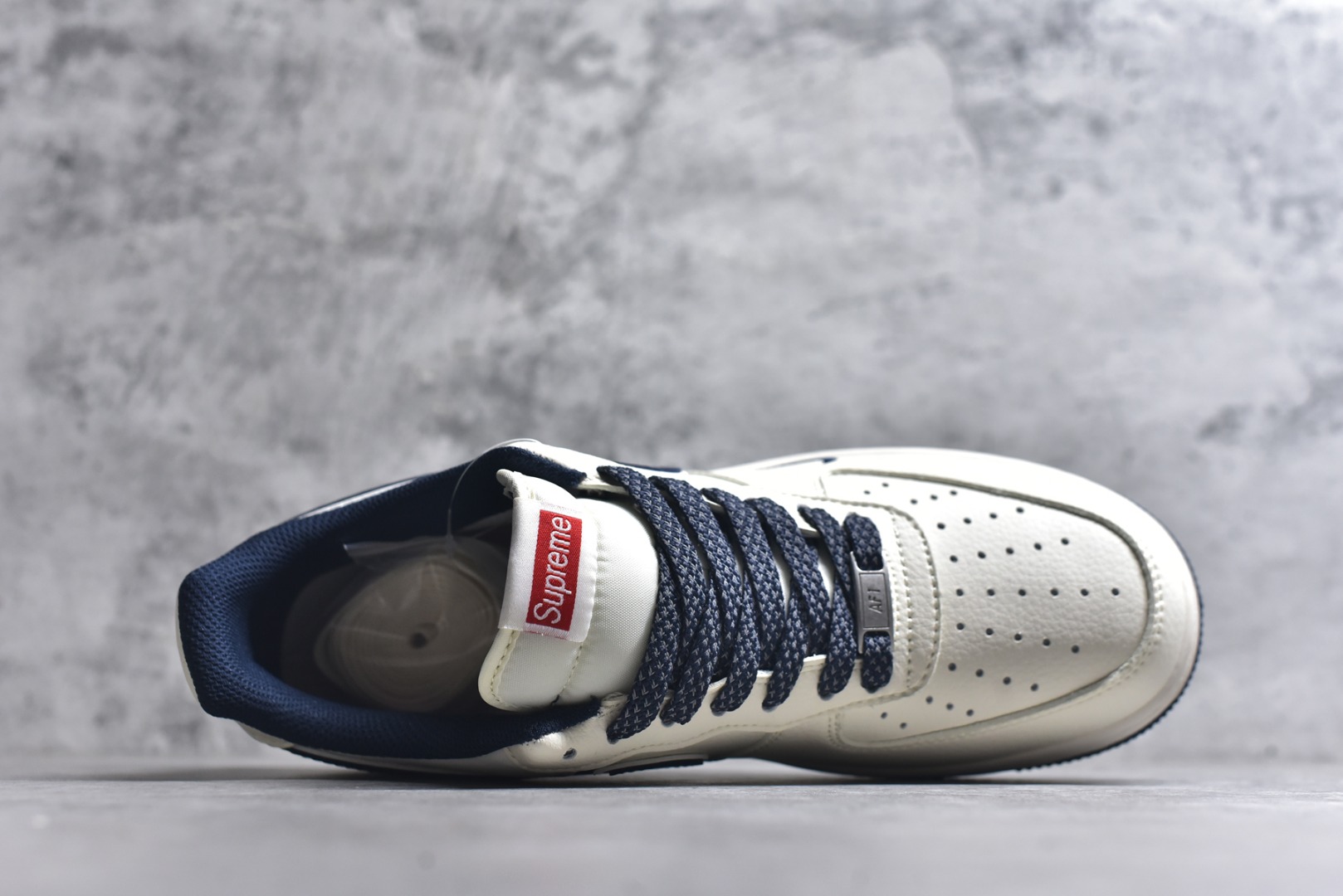 图片[4]-#海外限量发售！公司级NIke Air Force 1 \’07 Low “Supreme-午夜蓝”空军一号 低帮 运动鞋 休闲鞋 折边针车 工艺难度大 原楦头原纸板 原装鞋盒 定制五金配件 内置全掌气垫 原厂鞋底 货号：JP8028-061 尺码：36 36.5 37.5 38 38.5 39 40 40.5 41 42 42.5 43 44 44.5 45-选品中心