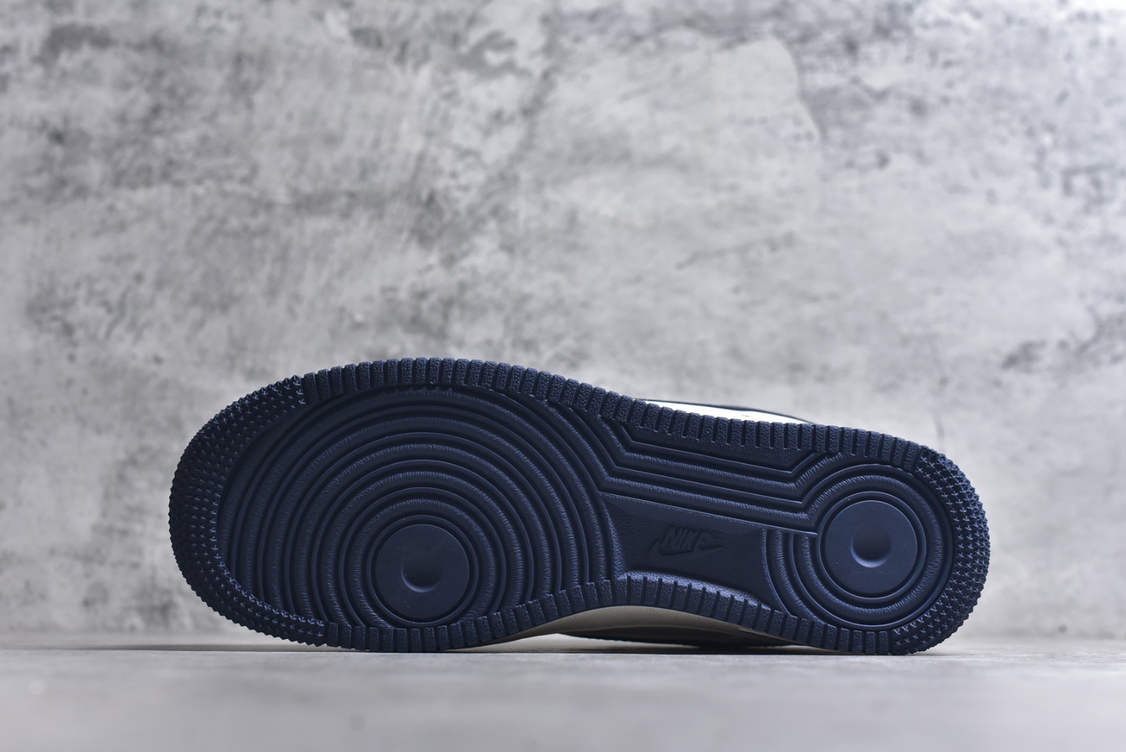 图片[6]-#海外限量发售！公司级NIke Air Force 1 \’07 Low “Supreme-午夜蓝”空军一号 低帮 运动鞋 休闲鞋 折边针车 工艺难度大 原楦头原纸板 原装鞋盒 定制五金配件 内置全掌气垫 原厂鞋底 货号：JP8028-061 尺码：36 36.5 37.5 38 38.5 39 40 40.5 41 42 42.5 43 44 44.5 45-选品中心