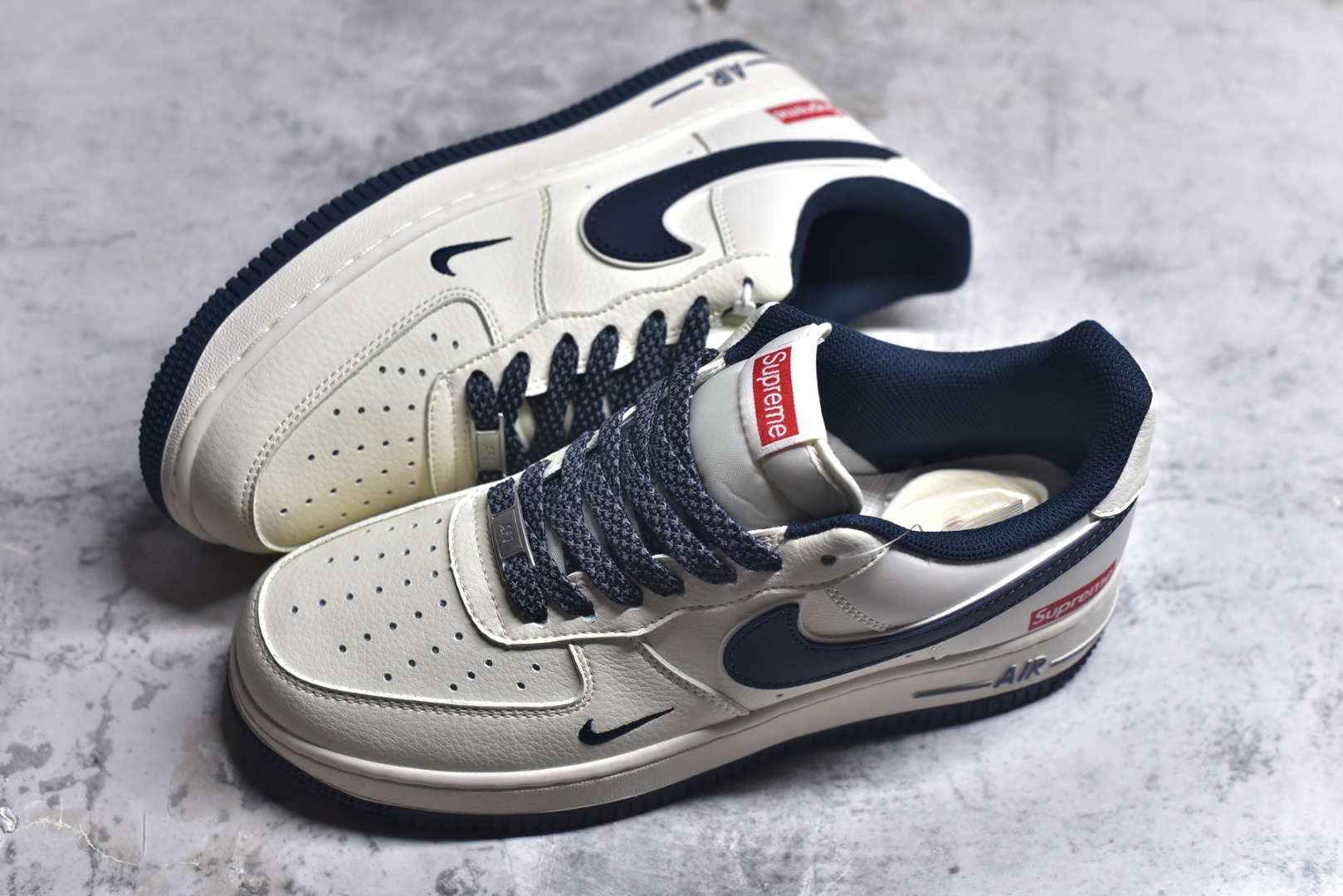 图片[7]-#海外限量发售！公司级NIke Air Force 1 \’07 Low “Supreme-午夜蓝”空军一号 低帮 运动鞋 休闲鞋 折边针车 工艺难度大 原楦头原纸板 原装鞋盒 定制五金配件 内置全掌气垫 原厂鞋底 货号：JP8028-061 尺码：36 36.5 37.5 38 38.5 39 40 40.5 41 42 42.5 43 44 44.5 45-选品中心