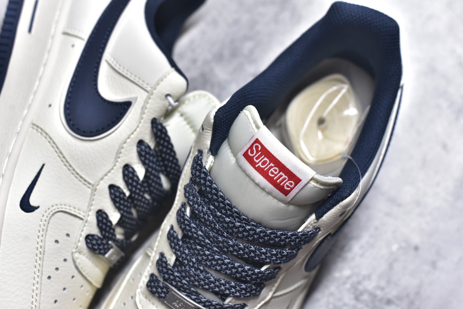 图片[9]-#海外限量发售！公司级NIke Air Force 1 \’07 Low “Supreme-午夜蓝”空军一号 低帮 运动鞋 休闲鞋 折边针车 工艺难度大 原楦头原纸板 原装鞋盒 定制五金配件 内置全掌气垫 原厂鞋底 货号：JP8028-061 尺码：36 36.5 37.5 38 38.5 39 40 40.5 41 42 42.5 43 44 44.5 45-选品中心