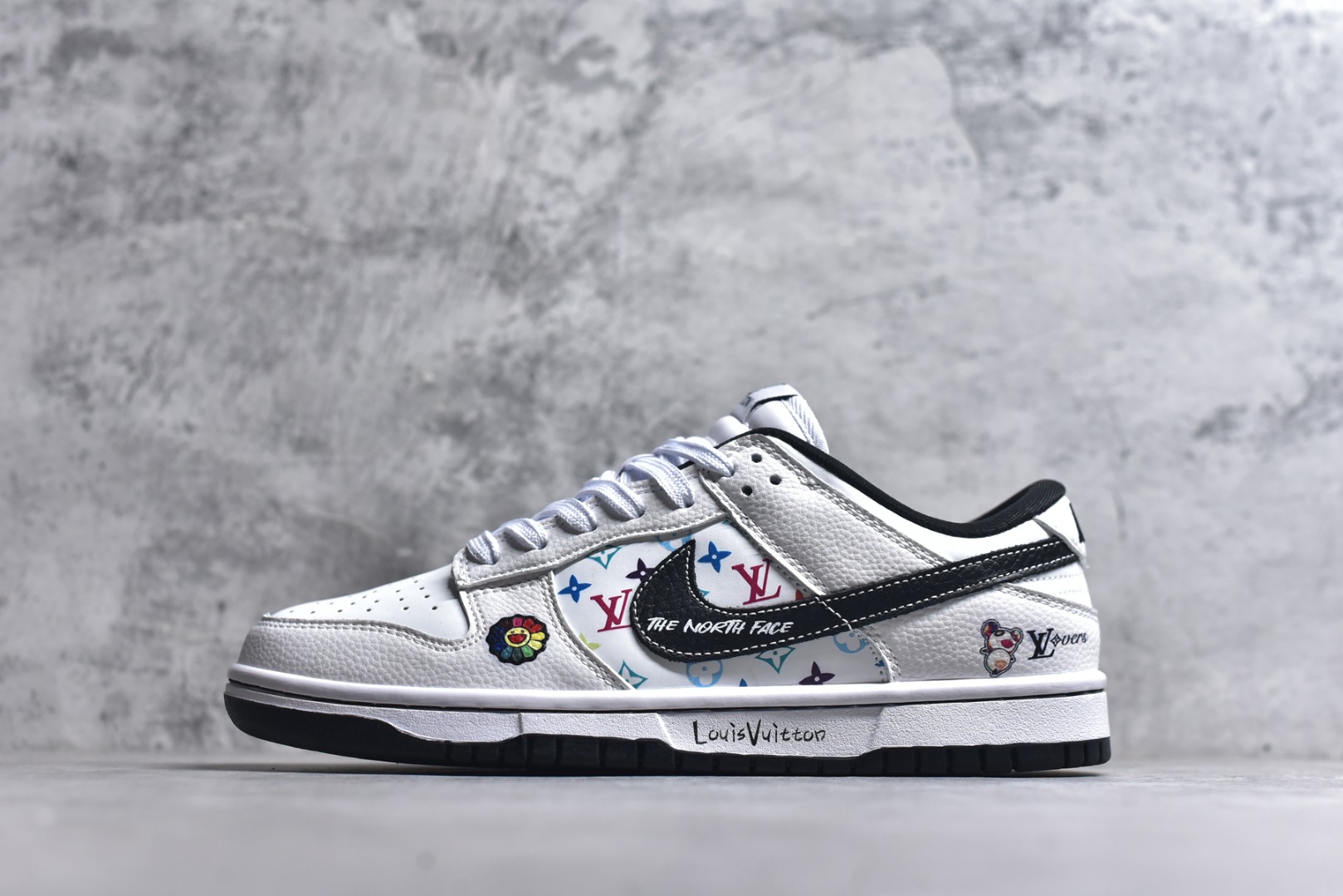 #Nike SB Dunk Low“LV联名——白黑” 高端定制 低帮休闲板鞋 定制鞋盒 Ortholite鞋垫透气防臭 大厂纯原品质出货 超高清洁度 皮料切割干净无任何毛边 细节完美 货号：YF9511-908 尺码：36 36.5 37.5 38 38.5 39 40 40.5 41 42 42.5 43 44 44.5 45-选品中心