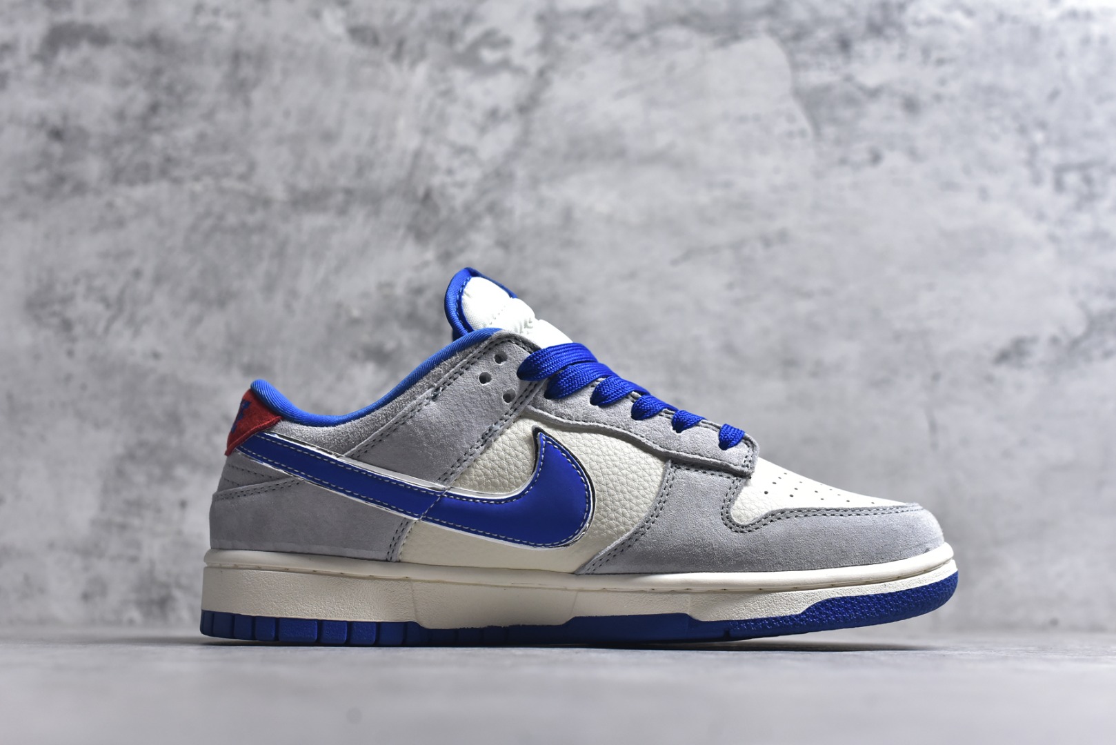 图片[3]-#海外爆款限量发售！高端定制Nike SB Dunk Low “Superme联名——灰蓝麂皮” 高端定制 低帮休闲板鞋 定制鞋盒 大厂纯原品质出货 超高清洁度 皮料切割干净无任何毛边 细节完美 货号：DD1988-009 尺码：36 36.5 37.5 38 38.5 39 40 40.5 41 42 42.5 43 44 44.5 45-选品中心