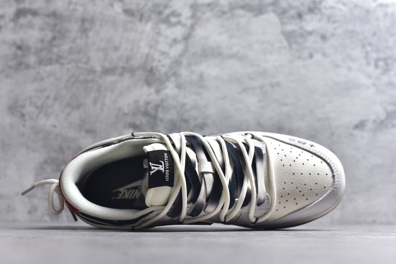 图片[4]-#海外爆款限量发售！Nike SB Dunk Low“LV联名——荔纹勾抽绳” 周年高端定制 低帮休闲板鞋 定制鞋盒 大厂纯原品质出货 超高清洁度 皮料切割干净无任何毛边 细节完美 货号：CX5050-Y53 尺码：36 36.5 37.5 38 38.5 39 40 40.5 41 42 42.5 43 44 44.5 45-选品中心