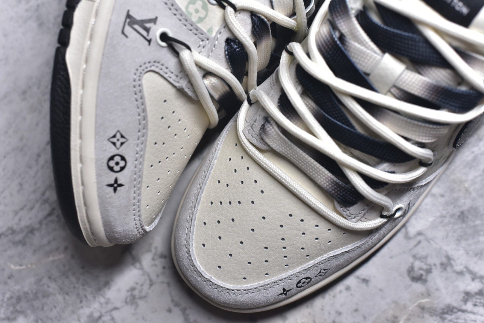 图片[8]-#海外爆款限量发售！Nike SB Dunk Low“LV联名——荔纹勾抽绳” 周年高端定制 低帮休闲板鞋 定制鞋盒 大厂纯原品质出货 超高清洁度 皮料切割干净无任何毛边 细节完美 货号：CX5050-Y53 尺码：36 36.5 37.5 38 38.5 39 40 40.5 41 42 42.5 43 44 44.5 45-选品中心