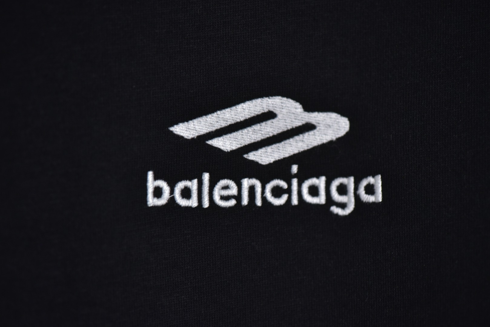图片[3]-#Balenciaga/巴黎世家 3B字母天鹅绒连帽外套 采用高支高密平纹针织结构，表面细腻光滑，呈现低调高级的哑光质感，内里采用天鹅绒材料，通过微小空气圈套形成静止空气层，高效锁热，材质亲肤防瘙痒，且速干导湿，维持肌肤干爽，拉链为定制胶牙设计，齿部采用高性能聚合物，极寒下顺滑耐用，拉链头便于戴手套操作，定制提花织带花纹清晰立体，牢固度高，成为服装的视觉主轴，字母由田岛刺绣完成，针迹密集均匀，边缘锐利，图案饱满立体，保持完美形态不起皱，体现高级质感，定制辅料三标，男女同款 尺码：XS-M-选品中心