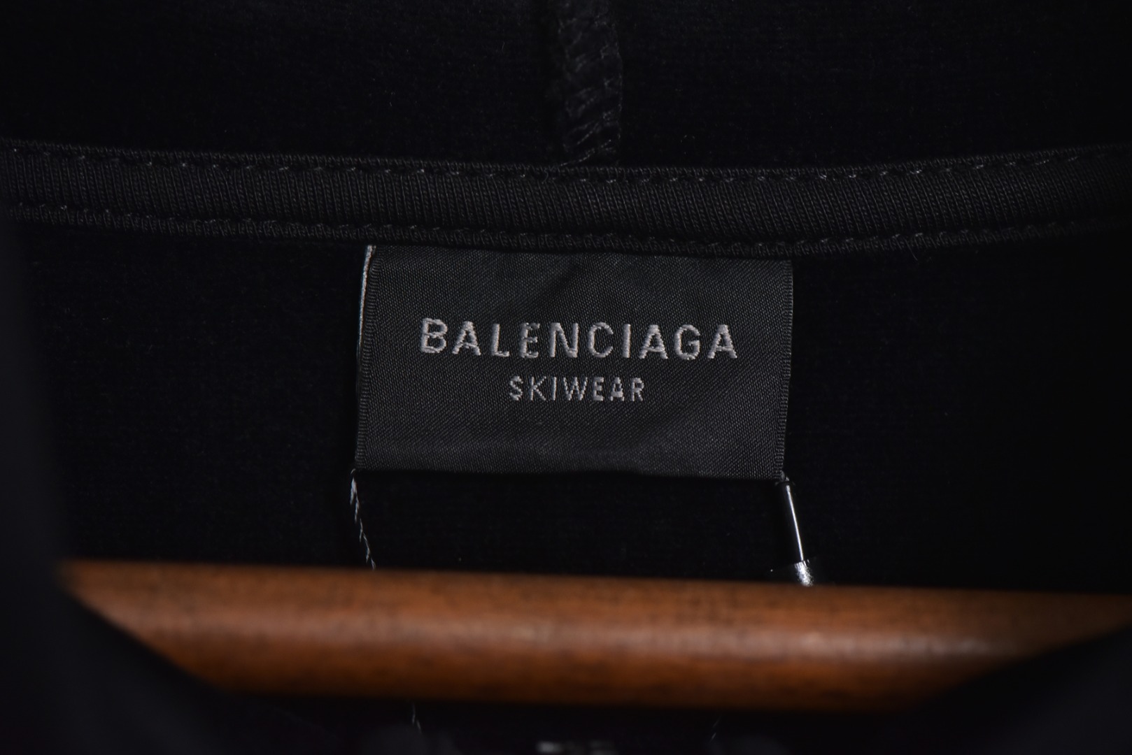 图片[5]-#Balenciaga/巴黎世家 3B字母天鹅绒连帽外套 采用高支高密平纹针织结构，表面细腻光滑，呈现低调高级的哑光质感，内里采用天鹅绒材料，通过微小空气圈套形成静止空气层，高效锁热，材质亲肤防瘙痒，且速干导湿，维持肌肤干爽，拉链为定制胶牙设计，齿部采用高性能聚合物，极寒下顺滑耐用，拉链头便于戴手套操作，定制提花织带花纹清晰立体，牢固度高，成为服装的视觉主轴，字母由田岛刺绣完成，针迹密集均匀，边缘锐利，图案饱满立体，保持完美形态不起皱，体现高级质感，定制辅料三标，男女同款 尺码：XS-M-选品中心