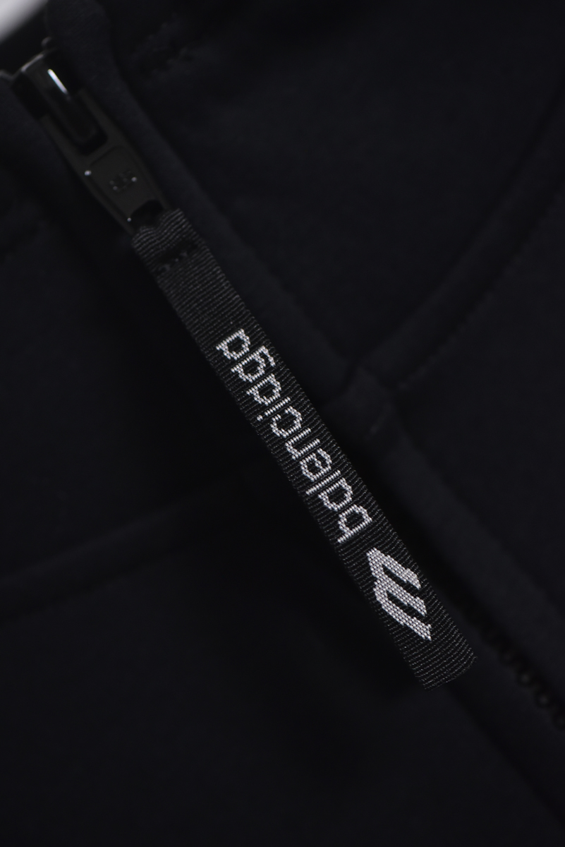 图片[4]-#Balenciaga/巴黎世家 3B字母天鹅绒连帽外套 采用高支高密平纹针织结构，表面细腻光滑，呈现低调高级的哑光质感，内里采用天鹅绒材料，通过微小空气圈套形成静止空气层，高效锁热，材质亲肤防瘙痒，且速干导湿，维持肌肤干爽，拉链为定制胶牙设计，齿部采用高性能聚合物，极寒下顺滑耐用，拉链头便于戴手套操作，定制提花织带花纹清晰立体，牢固度高，成为服装的视觉主轴，字母由田岛刺绣完成，针迹密集均匀，边缘锐利，图案饱满立体，保持完美形态不起皱，体现高级质感，定制辅料三标，男女同款 尺码：XS-M-选品中心