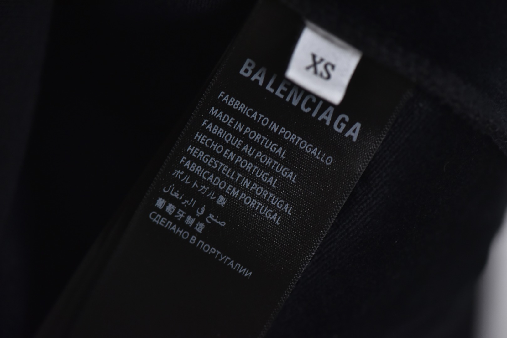 图片[7]-#Balenciaga/巴黎世家 3B字母天鹅绒连帽外套 采用高支高密平纹针织结构，表面细腻光滑，呈现低调高级的哑光质感，内里采用天鹅绒材料，通过微小空气圈套形成静止空气层，高效锁热，材质亲肤防瘙痒，且速干导湿，维持肌肤干爽，拉链为定制胶牙设计，齿部采用高性能聚合物，极寒下顺滑耐用，拉链头便于戴手套操作，定制提花织带花纹清晰立体，牢固度高，成为服装的视觉主轴，字母由田岛刺绣完成，针迹密集均匀，边缘锐利，图案饱满立体，保持完美形态不起皱，体现高级质感，定制辅料三标，男女同款 尺码：XS-M-选品中心