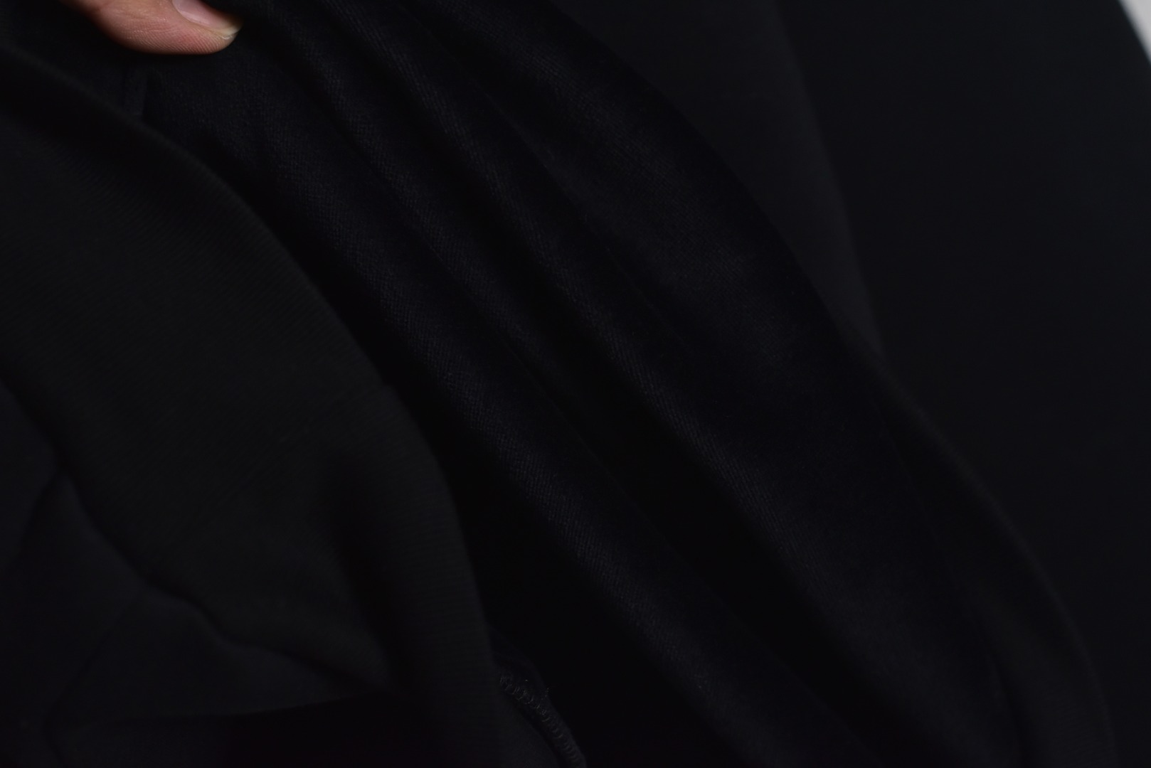 图片[8]-#Balenciaga/巴黎世家 3B字母天鹅绒连帽外套 采用高支高密平纹针织结构，表面细腻光滑，呈现低调高级的哑光质感，内里采用天鹅绒材料，通过微小空气圈套形成静止空气层，高效锁热，材质亲肤防瘙痒，且速干导湿，维持肌肤干爽，拉链为定制胶牙设计，齿部采用高性能聚合物，极寒下顺滑耐用，拉链头便于戴手套操作，定制提花织带花纹清晰立体，牢固度高，成为服装的视觉主轴，字母由田岛刺绣完成，针迹密集均匀，边缘锐利，图案饱满立体，保持完美形态不起皱，体现高级质感，定制辅料三标，男女同款 尺码：XS-M-选品中心