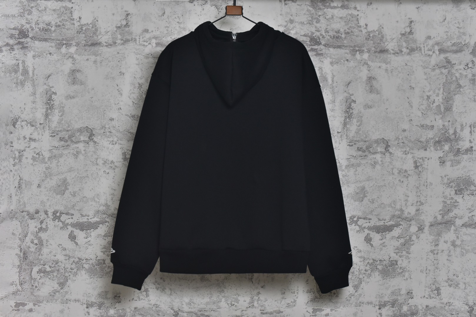 图片[2]-#Balenciaga/巴黎世家 3B字母天鹅绒连帽外套 采用高支高密平纹针织结构，表面细腻光滑，呈现低调高级的哑光质感，内里采用天鹅绒材料，通过微小空气圈套形成静止空气层，高效锁热，材质亲肤防瘙痒，且速干导湿，维持肌肤干爽，拉链为定制胶牙设计，齿部采用高性能聚合物，极寒下顺滑耐用，拉链头便于戴手套操作，定制提花织带花纹清晰立体，牢固度高，成为服装的视觉主轴，字母由田岛刺绣完成，针迹密集均匀，边缘锐利，图案饱满立体，保持完美形态不起皱，体现高级质感，定制辅料三标，男女同款 尺码：XS-M-选品中心