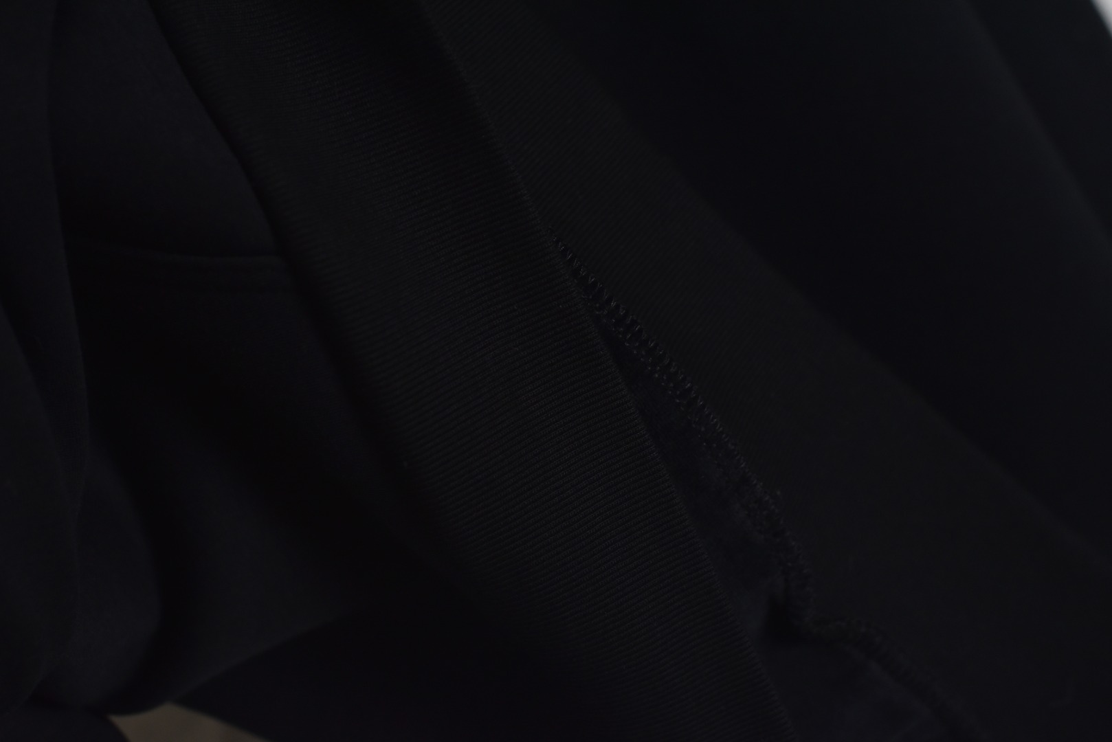 图片[9]-#Balenciaga/巴黎世家 3B字母天鹅绒连帽外套 采用高支高密平纹针织结构，表面细腻光滑，呈现低调高级的哑光质感，内里采用天鹅绒材料，通过微小空气圈套形成静止空气层，高效锁热，材质亲肤防瘙痒，且速干导湿，维持肌肤干爽，拉链为定制胶牙设计，齿部采用高性能聚合物，极寒下顺滑耐用，拉链头便于戴手套操作，定制提花织带花纹清晰立体，牢固度高，成为服装的视觉主轴，字母由田岛刺绣完成，针迹密集均匀，边缘锐利，图案饱满立体，保持完美形态不起皱，体现高级质感，定制辅料三标，男女同款 尺码：XS-M-选品中心