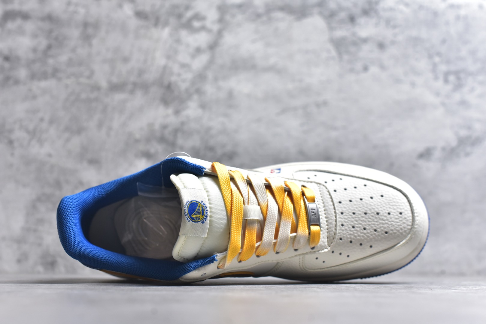 图片[4]-#海外限量发售！公司级Nike Air Force 1 \’07 Low “NBA联名——勇士米金勾”空军一号 低帮 运动鞋 休闲鞋 折边针车 工艺难度大 原楦头原纸板 原装鞋盒 定制五金配件 内置全掌气垫 原厂鞋底 货号：QW5606-270 尺码：36 36.5 37.5 38 38.5 39 40 40.5 41 42 42.5 43 44 44.5 45-选品中心