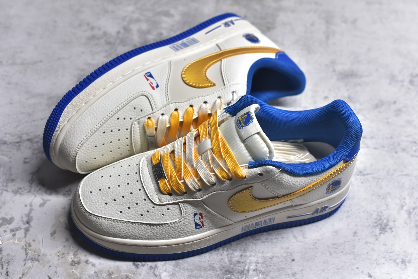 图片[7]-#海外限量发售！公司级Nike Air Force 1 \’07 Low “NBA联名——勇士米金勾”空军一号 低帮 运动鞋 休闲鞋 折边针车 工艺难度大 原楦头原纸板 原装鞋盒 定制五金配件 内置全掌气垫 原厂鞋底 货号：QW5606-270 尺码：36 36.5 37.5 38 38.5 39 40 40.5 41 42 42.5 43 44 44.5 45-选品中心