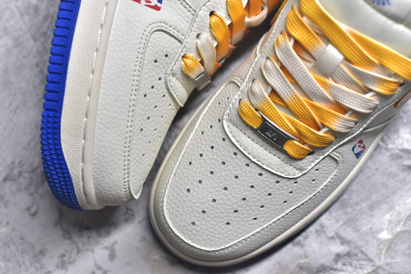 图片[8]-#海外限量发售！公司级Nike Air Force 1 \’07 Low “NBA联名——勇士米金勾”空军一号 低帮 运动鞋 休闲鞋 折边针车 工艺难度大 原楦头原纸板 原装鞋盒 定制五金配件 内置全掌气垫 原厂鞋底 货号：QW5606-270 尺码：36 36.5 37.5 38 38.5 39 40 40.5 41 42 42.5 43 44 44.5 45-选品中心