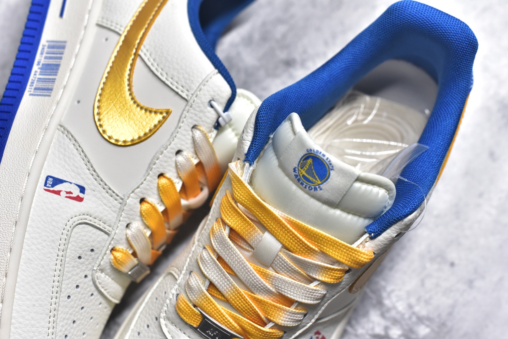 图片[9]-#海外限量发售！公司级Nike Air Force 1 \’07 Low “NBA联名——勇士米金勾”空军一号 低帮 运动鞋 休闲鞋 折边针车 工艺难度大 原楦头原纸板 原装鞋盒 定制五金配件 内置全掌气垫 原厂鞋底 货号：QW5606-270 尺码：36 36.5 37.5 38 38.5 39 40 40.5 41 42 42.5 43 44 44.5 45-选品中心