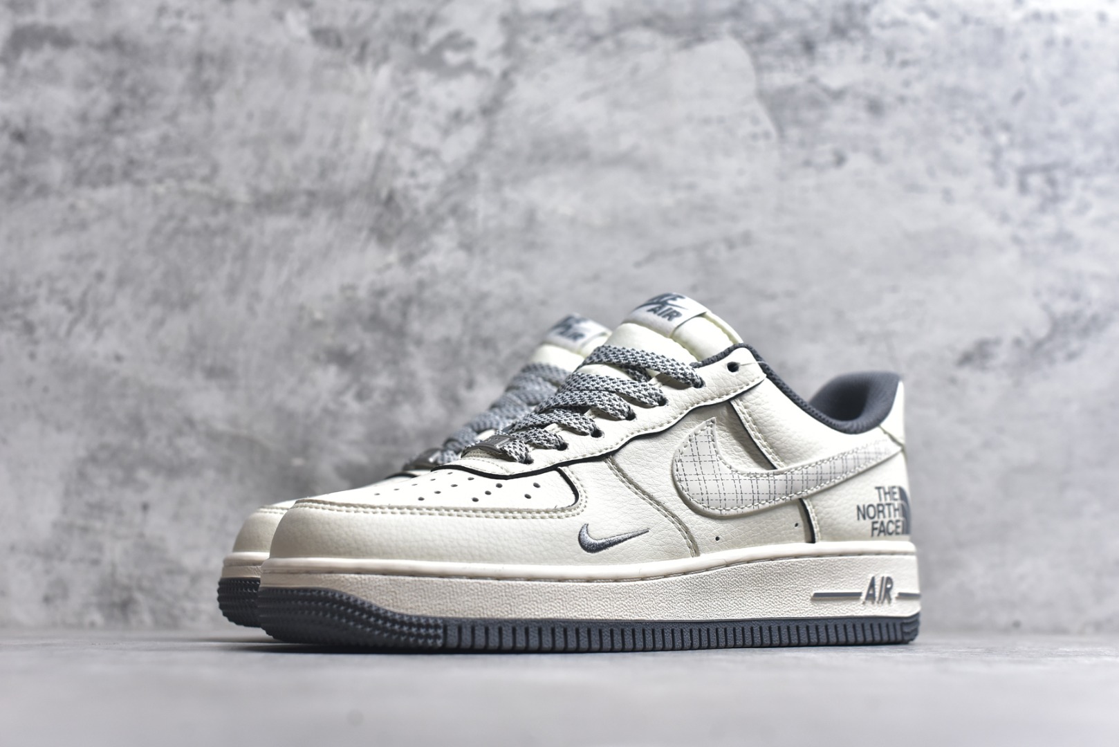 图片[2]-#海外限量发售！公司级NIke Air Force 1 \’07 Low “北面联名-米灰网格”空军一号 低帮 运动鞋 休闲鞋 折边针车 工艺难度大 原楦头原纸板 原装鞋盒 定制五金配件 内置全掌气垫 原厂鞋底 货号：JP8028-058 尺码：36 36.5 37.5 38 38.5 39 40 40.5 41 42 42.5 43 44 44.5 45-选品中心