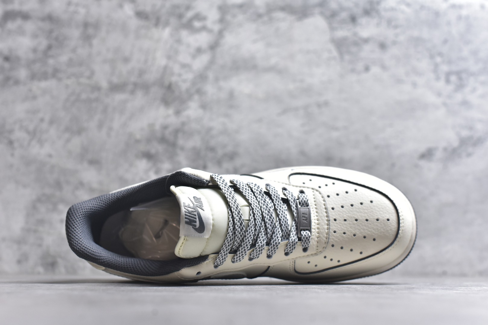 图片[4]-#海外限量发售！公司级NIke Air Force 1 \’07 Low “北面联名-米灰网格”空军一号 低帮 运动鞋 休闲鞋 折边针车 工艺难度大 原楦头原纸板 原装鞋盒 定制五金配件 内置全掌气垫 原厂鞋底 货号：JP8028-058 尺码：36 36.5 37.5 38 38.5 39 40 40.5 41 42 42.5 43 44 44.5 45-选品中心