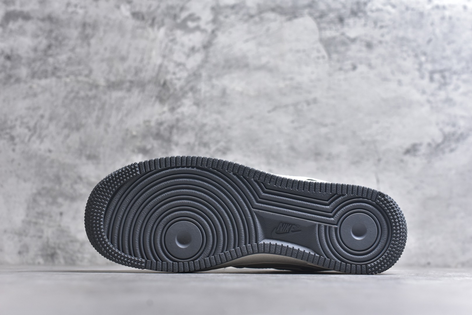 图片[6]-#海外限量发售！公司级NIke Air Force 1 \’07 Low “北面联名-米灰网格”空军一号 低帮 运动鞋 休闲鞋 折边针车 工艺难度大 原楦头原纸板 原装鞋盒 定制五金配件 内置全掌气垫 原厂鞋底 货号：JP8028-058 尺码：36 36.5 37.5 38 38.5 39 40 40.5 41 42 42.5 43 44 44.5 45-选品中心