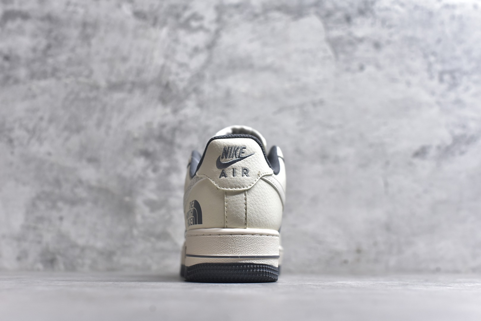 图片[5]-#海外限量发售！公司级NIke Air Force 1 \’07 Low “北面联名-米灰网格”空军一号 低帮 运动鞋 休闲鞋 折边针车 工艺难度大 原楦头原纸板 原装鞋盒 定制五金配件 内置全掌气垫 原厂鞋底 货号：JP8028-058 尺码：36 36.5 37.5 38 38.5 39 40 40.5 41 42 42.5 43 44 44.5 45-选品中心
