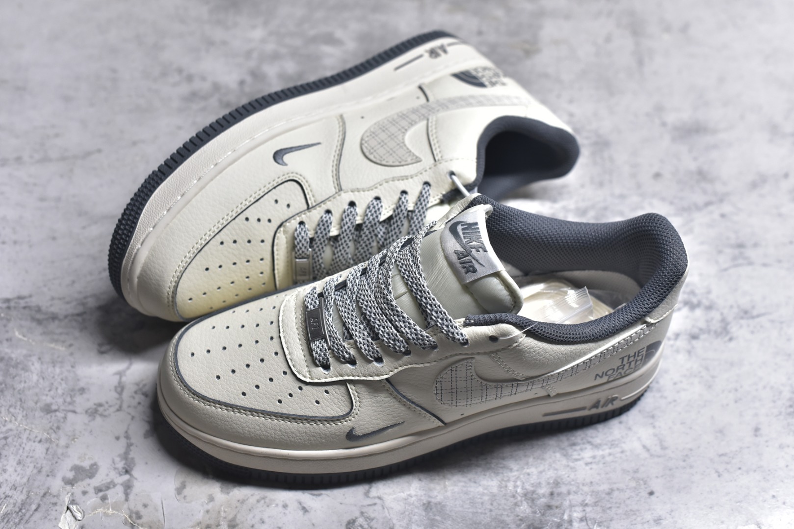 图片[7]-#海外限量发售！公司级NIke Air Force 1 \’07 Low “北面联名-米灰网格”空军一号 低帮 运动鞋 休闲鞋 折边针车 工艺难度大 原楦头原纸板 原装鞋盒 定制五金配件 内置全掌气垫 原厂鞋底 货号：JP8028-058 尺码：36 36.5 37.5 38 38.5 39 40 40.5 41 42 42.5 43 44 44.5 45-选品中心