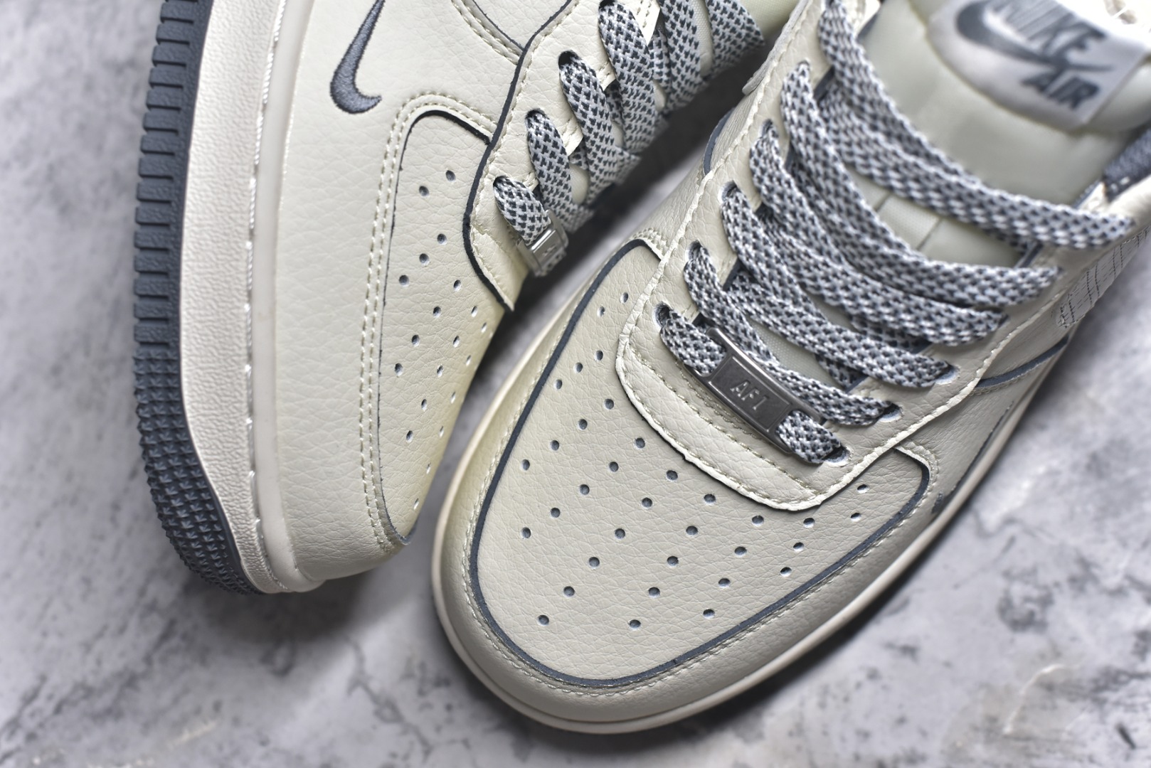 图片[8]-#海外限量发售！公司级NIke Air Force 1 \’07 Low “北面联名-米灰网格”空军一号 低帮 运动鞋 休闲鞋 折边针车 工艺难度大 原楦头原纸板 原装鞋盒 定制五金配件 内置全掌气垫 原厂鞋底 货号：JP8028-058 尺码：36 36.5 37.5 38 38.5 39 40 40.5 41 42 42.5 43 44 44.5 45-选品中心