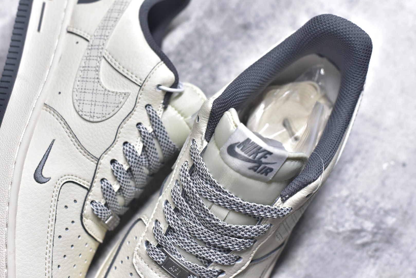 图片[9]-#海外限量发售！公司级NIke Air Force 1 \’07 Low “北面联名-米灰网格”空军一号 低帮 运动鞋 休闲鞋 折边针车 工艺难度大 原楦头原纸板 原装鞋盒 定制五金配件 内置全掌气垫 原厂鞋底 货号：JP8028-058 尺码：36 36.5 37.5 38 38.5 39 40 40.5 41 42 42.5 43 44 44.5 45-选品中心