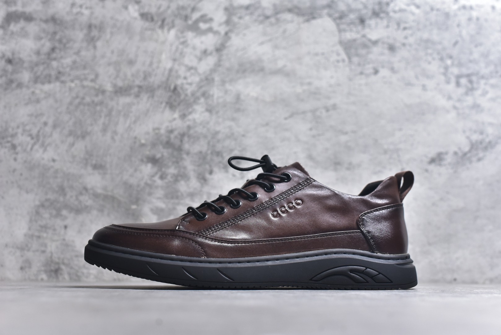 #Ecco 爱步 正装休闲系列男士套脚鞋 #版型简约大气耐看 精选头层小牛皮 皮面超软 纹理清晰 细腻 质感强 穿着舒适 档次高 便捷鞋带 套脚即穿 橡胶软底 天然橡胶 抗震防滑 耐磨耐折 轻便舒适 车线加固 软底软面 脚感一流真材实料 免检品质 质量保证 货号：583208-01003 尺码：38 39 40 41 42 43 44 皮鞋码-选品中心