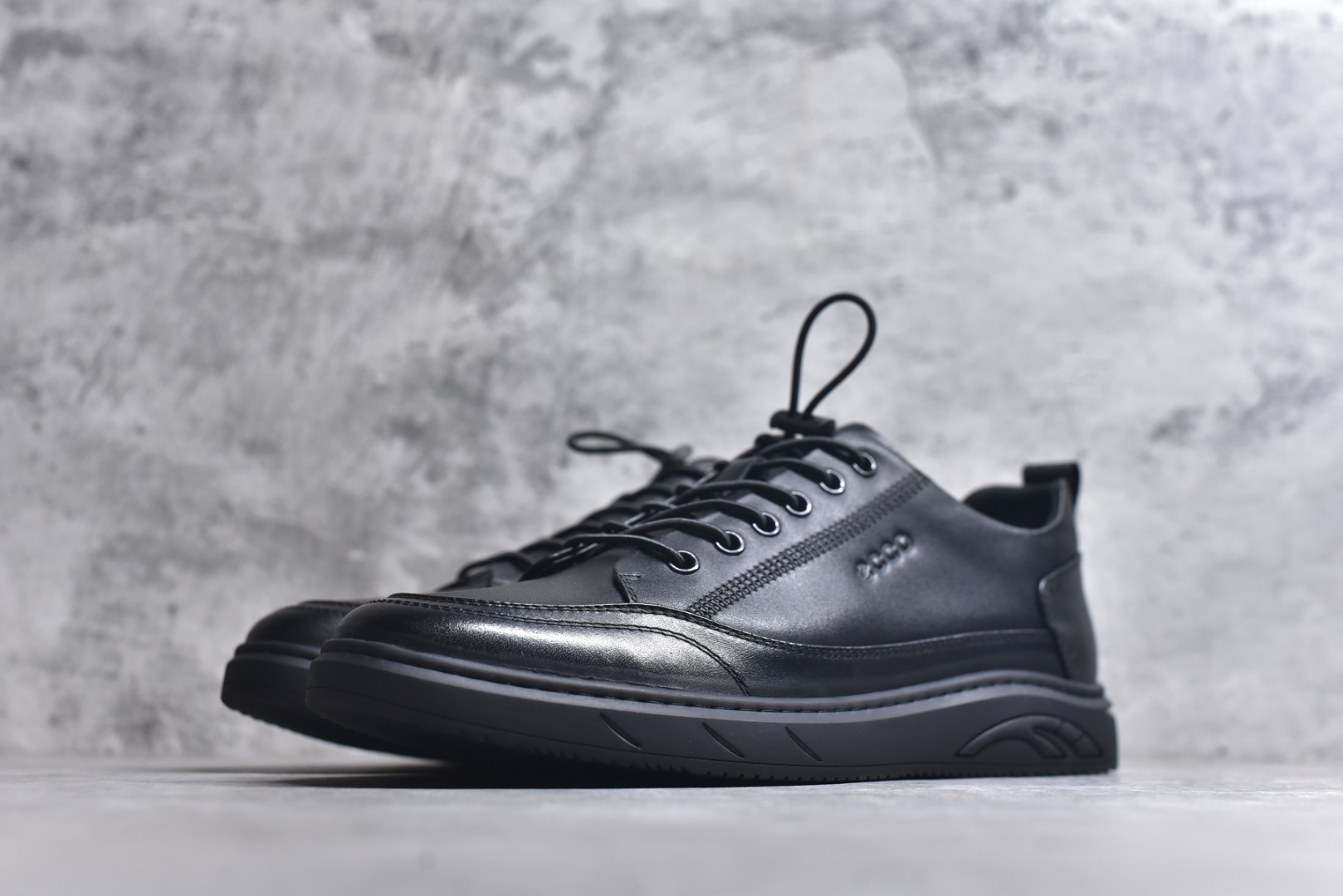 图片[2]-#Ecco 爱步 正装休闲系列男士套脚鞋 #版型简约大气耐看 精选头层小牛皮 皮面超软 纹理清晰 细腻 质感强 穿着舒适 档次高 便捷鞋带 套脚即穿 橡胶软底 天然橡胶 抗震防滑 耐磨耐折 轻便舒适 车线加固 软底软面 脚感一流真材实料 免检品质 质量保证 货号：583208-01001 尺码：38 39 40 41 42 43 44 皮鞋码-选品中心