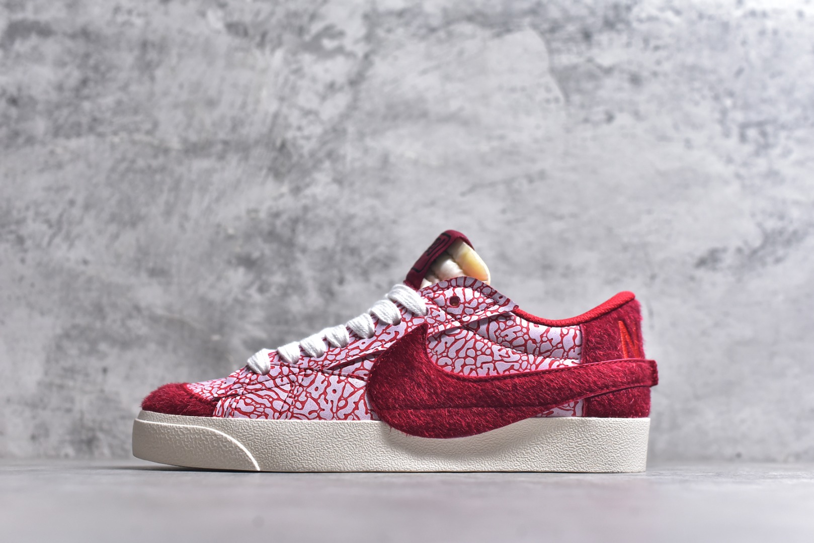 #Nike Blazer low 77 JUMBO 马年限定开括者大勾低帮休闲板鞋 鞋领采用弹性织物材质打造，方便穿脱的同时，带来舒适的穿着体验。鞋侧巨型大勾，让整双鞋极具复古质感。鞋底采用锯齿状设计，增强抓地力和耐久度 货号：DN2158-105 尺码：36-45-选品中心