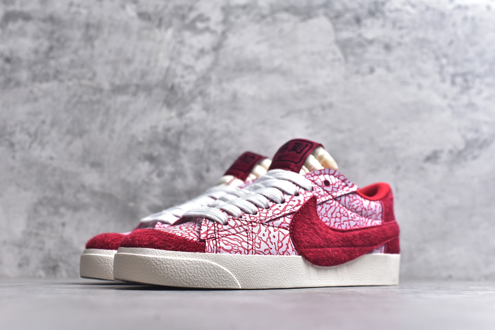 图片[2]-#Nike Blazer low 77 JUMBO 马年限定开括者大勾低帮休闲板鞋 鞋领采用弹性织物材质打造，方便穿脱的同时，带来舒适的穿着体验。鞋侧巨型大勾，让整双鞋极具复古质感。鞋底采用锯齿状设计，增强抓地力和耐久度 货号：DN2158-105 尺码：36-45-选品中心