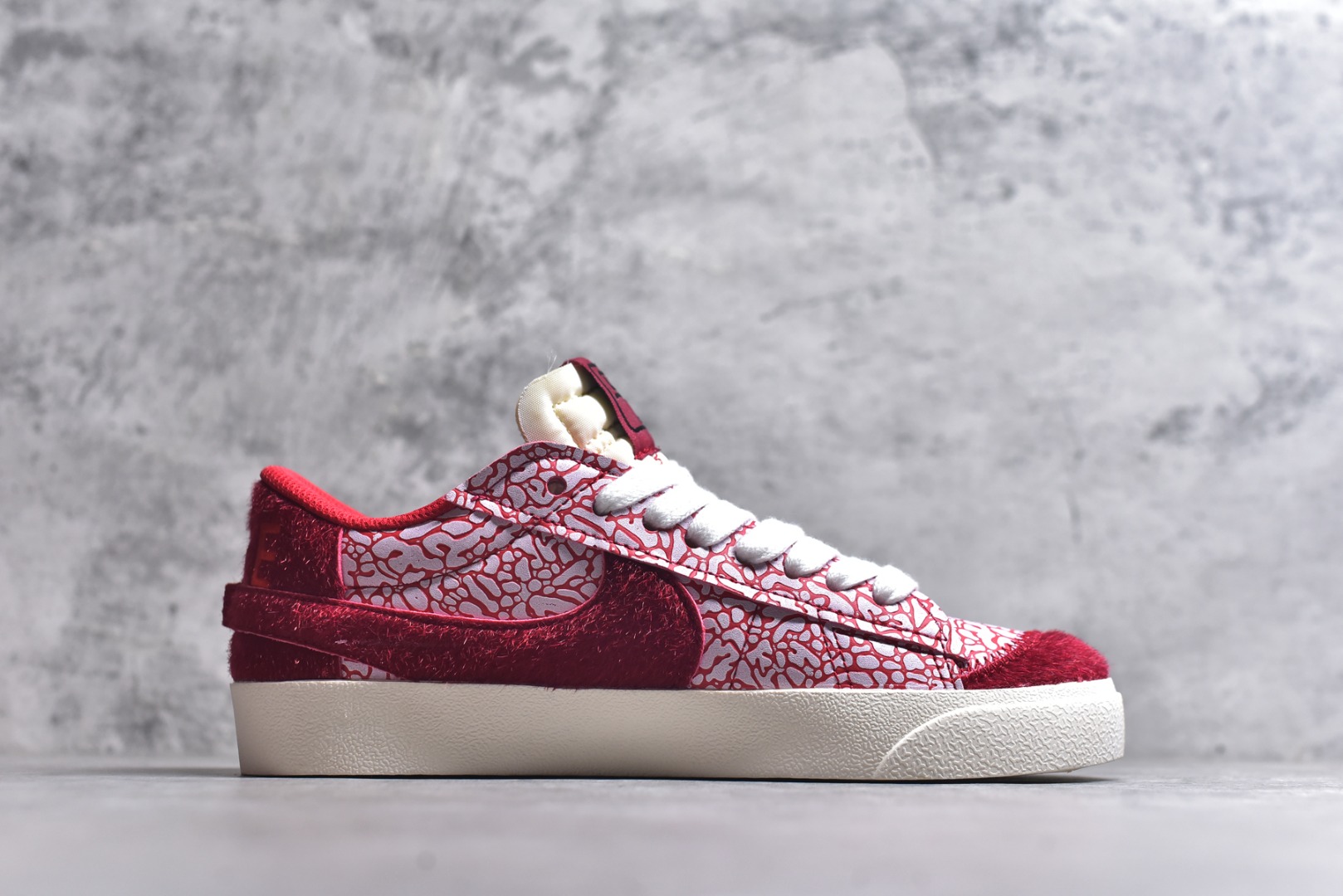 图片[3]-#Nike Blazer low 77 JUMBO 马年限定开括者大勾低帮休闲板鞋 鞋领采用弹性织物材质打造，方便穿脱的同时，带来舒适的穿着体验。鞋侧巨型大勾，让整双鞋极具复古质感。鞋底采用锯齿状设计，增强抓地力和耐久度 货号：DN2158-105 尺码：36-45-选品中心