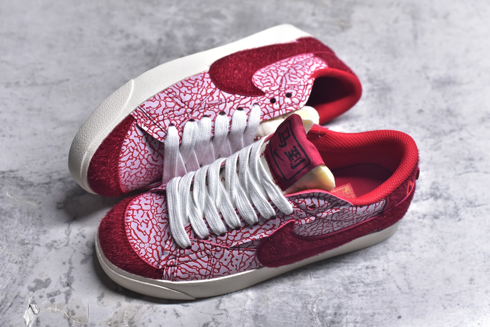 图片[7]-#Nike Blazer low 77 JUMBO 马年限定开括者大勾低帮休闲板鞋 鞋领采用弹性织物材质打造，方便穿脱的同时，带来舒适的穿着体验。鞋侧巨型大勾，让整双鞋极具复古质感。鞋底采用锯齿状设计，增强抓地力和耐久度 货号：DN2158-105 尺码：36-45-选品中心