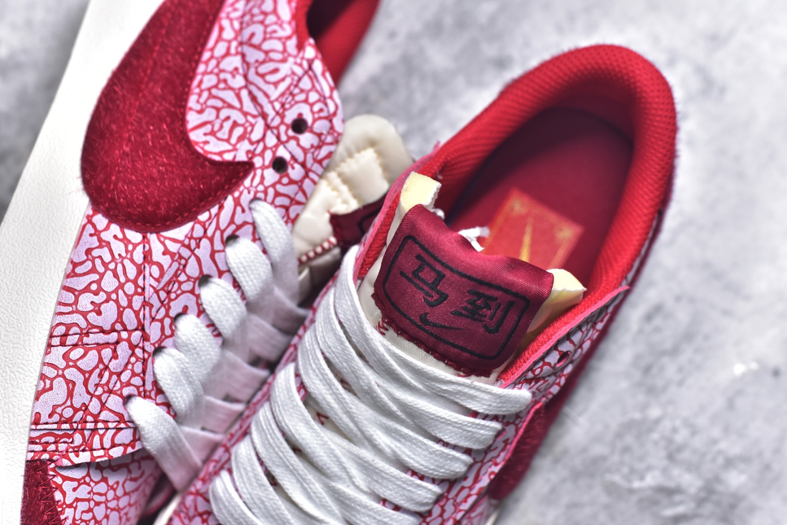 图片[9]-#Nike Blazer low 77 JUMBO 马年限定开括者大勾低帮休闲板鞋 鞋领采用弹性织物材质打造，方便穿脱的同时，带来舒适的穿着体验。鞋侧巨型大勾，让整双鞋极具复古质感。鞋底采用锯齿状设计，增强抓地力和耐久度 货号：DN2158-105 尺码：36-45-选品中心