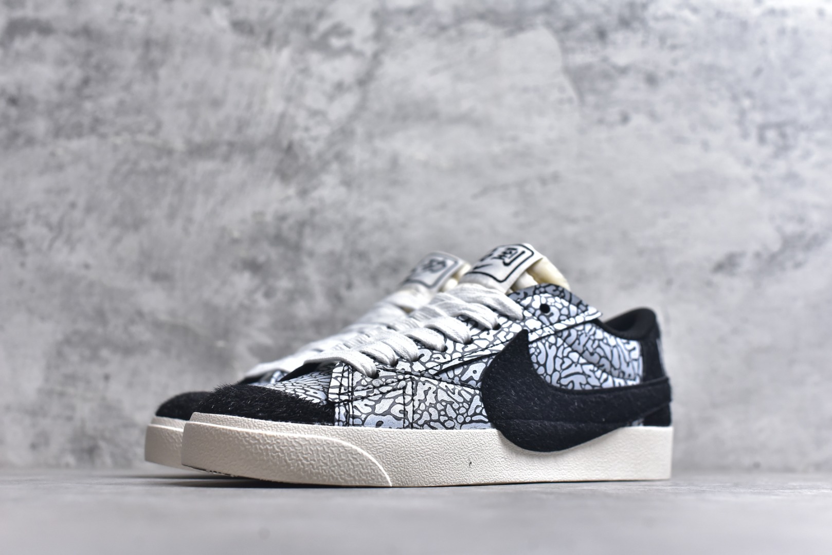 图片[2]-#Nike Blazer low 77 JUMBO 马年限定开括者大勾低帮休闲板鞋 鞋领采用弹性织物材质打造，方便穿脱的同时，带来舒适的穿着体验。鞋侧巨型大勾，让整双鞋极具复古质感。鞋底采用锯齿状设计，增强抓地力和耐久度 货号：DN2158-104 尺码：36-45-选品中心