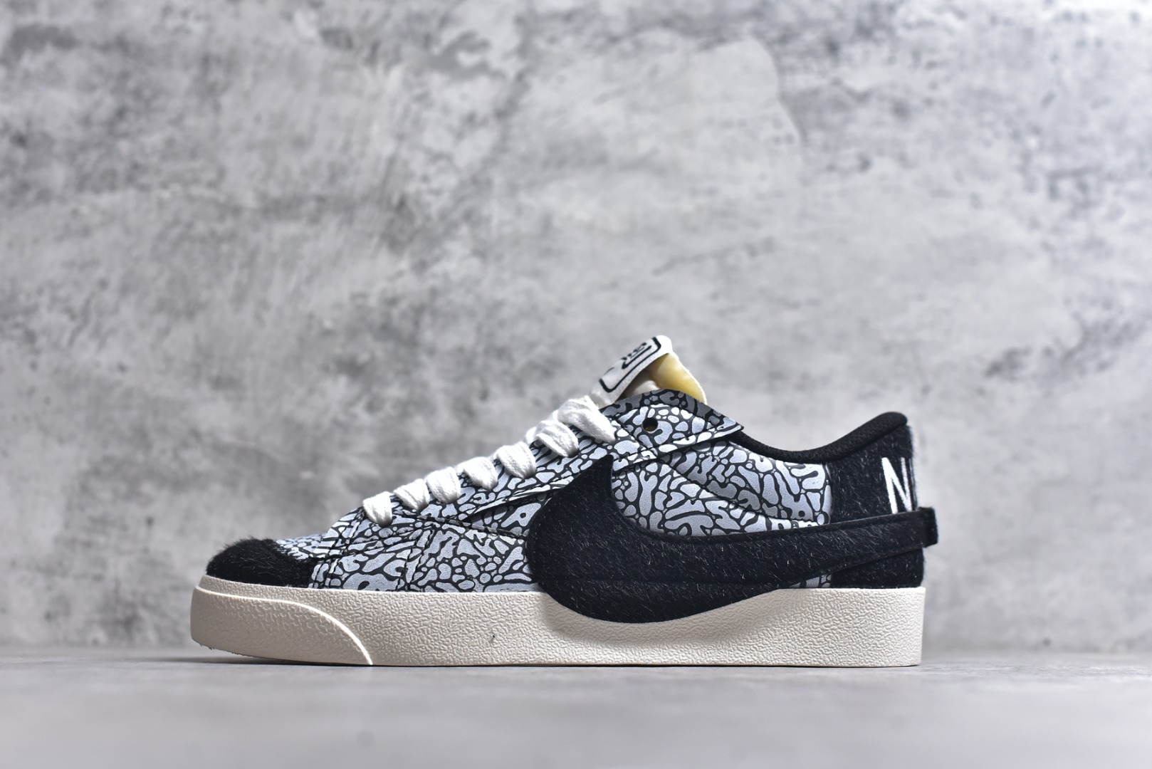 #Nike Blazer low 77 JUMBO 马年限定开括者大勾低帮休闲板鞋 鞋领采用弹性织物材质打造，方便穿脱的同时，带来舒适的穿着体验。鞋侧巨型大勾，让整双鞋极具复古质感。鞋底采用锯齿状设计，增强抓地力和耐久度 货号：DN2158-104 尺码：36-45-选品中心