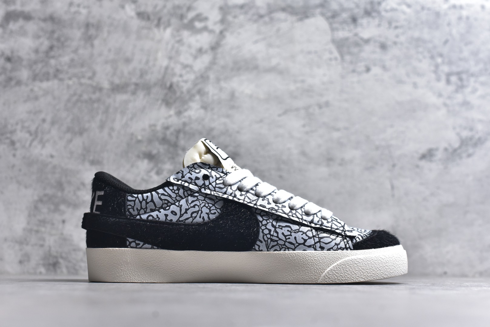 图片[3]-#Nike Blazer low 77 JUMBO 马年限定开括者大勾低帮休闲板鞋 鞋领采用弹性织物材质打造，方便穿脱的同时，带来舒适的穿着体验。鞋侧巨型大勾，让整双鞋极具复古质感。鞋底采用锯齿状设计，增强抓地力和耐久度 货号：DN2158-104 尺码：36-45-选品中心