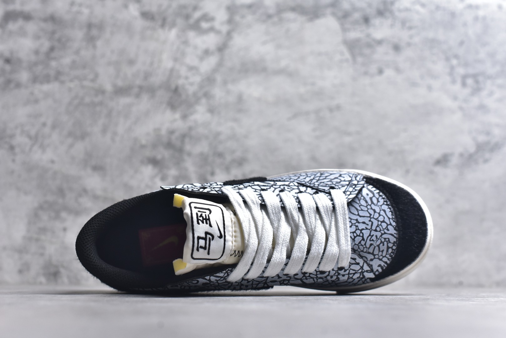 图片[4]-#Nike Blazer low 77 JUMBO 马年限定开括者大勾低帮休闲板鞋 鞋领采用弹性织物材质打造，方便穿脱的同时，带来舒适的穿着体验。鞋侧巨型大勾，让整双鞋极具复古质感。鞋底采用锯齿状设计，增强抓地力和耐久度 货号：DN2158-104 尺码：36-45-选品中心