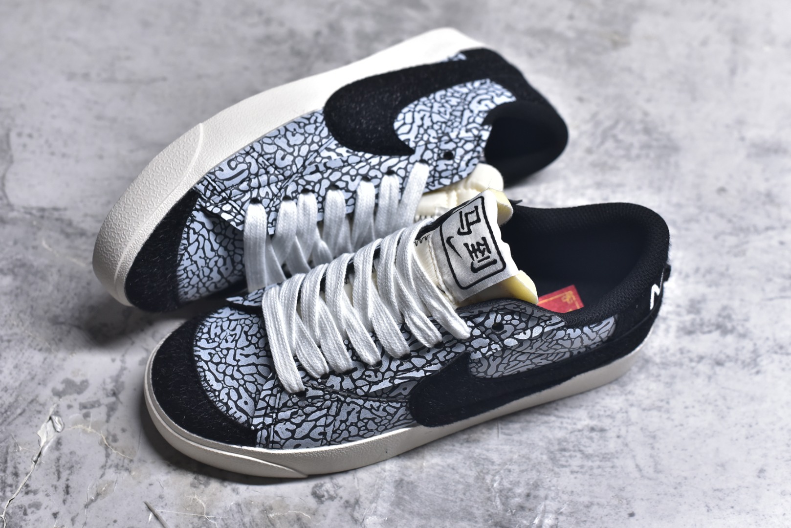 图片[7]-#Nike Blazer low 77 JUMBO 马年限定开括者大勾低帮休闲板鞋 鞋领采用弹性织物材质打造，方便穿脱的同时，带来舒适的穿着体验。鞋侧巨型大勾，让整双鞋极具复古质感。鞋底采用锯齿状设计，增强抓地力和耐久度 货号：DN2158-104 尺码：36-45-选品中心