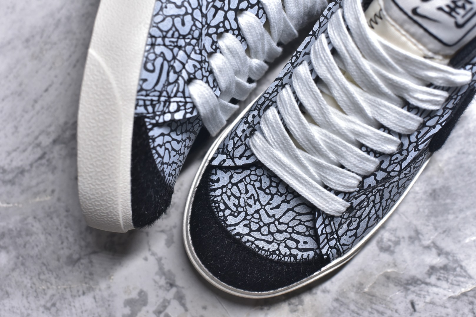 图片[8]-#Nike Blazer low 77 JUMBO 马年限定开括者大勾低帮休闲板鞋 鞋领采用弹性织物材质打造，方便穿脱的同时，带来舒适的穿着体验。鞋侧巨型大勾，让整双鞋极具复古质感。鞋底采用锯齿状设计，增强抓地力和耐久度 货号：DN2158-104 尺码：36-45-选品中心