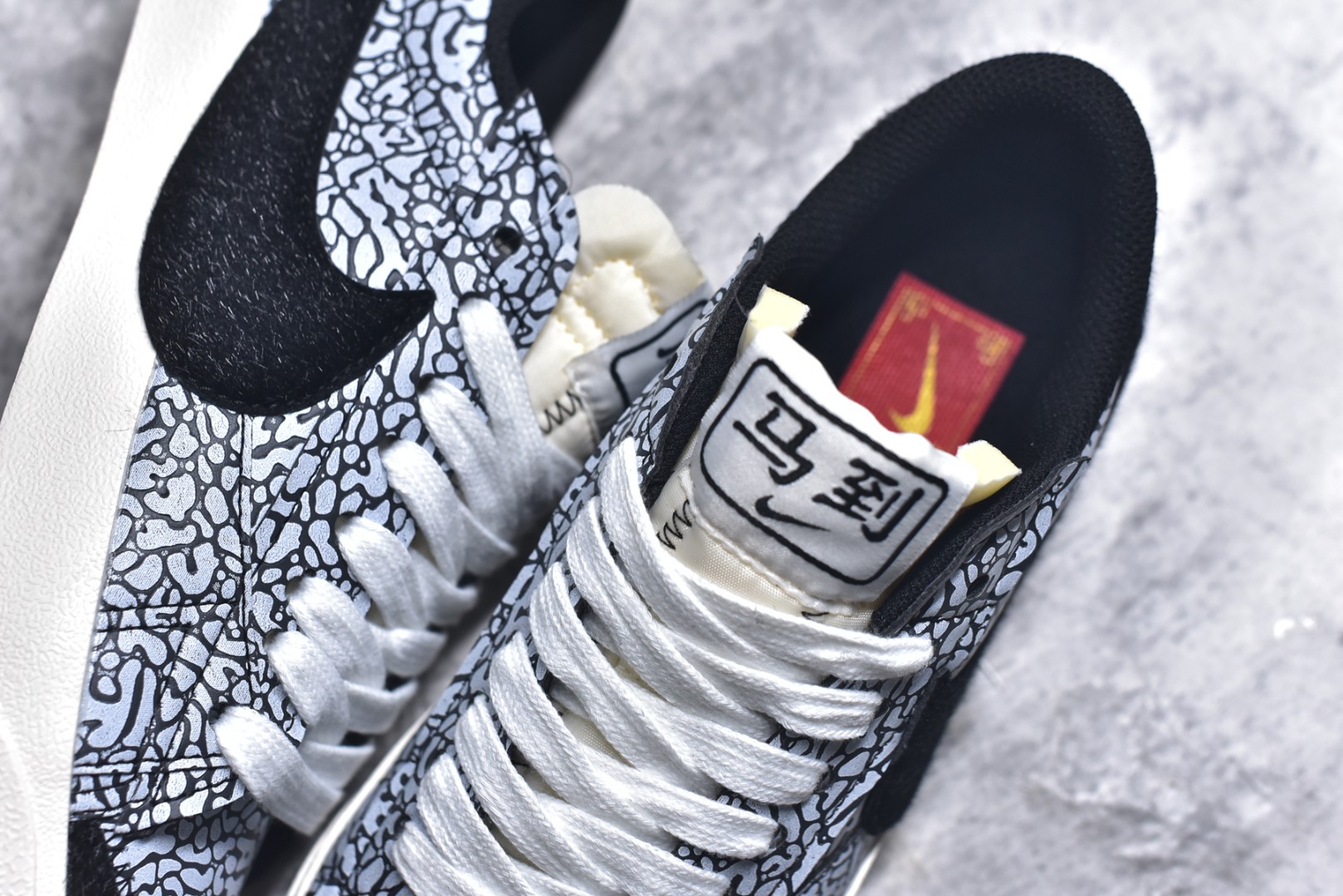 图片[9]-#Nike Blazer low 77 JUMBO 马年限定开括者大勾低帮休闲板鞋 鞋领采用弹性织物材质打造，方便穿脱的同时，带来舒适的穿着体验。鞋侧巨型大勾，让整双鞋极具复古质感。鞋底采用锯齿状设计，增强抓地力和耐久度 货号：DN2158-104 尺码：36-45-选品中心