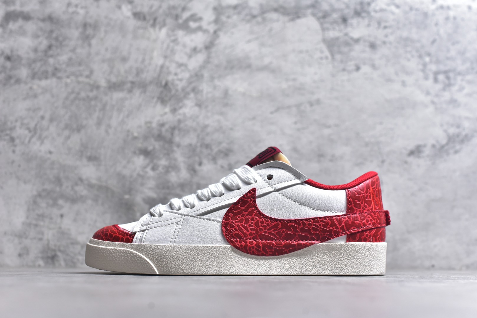 #Nike Blazer low 77 JUMBO 马年限定开括者大勾低帮休闲板鞋 鞋领采用弹性织物材质打造，方便穿脱的同时，带来舒适的穿着体验。鞋侧巨型大勾，让整双鞋极具复古质感。鞋底采用锯齿状设计，增强抓地力和耐久度 货号：DN2158-103 尺码：36-45-选品中心