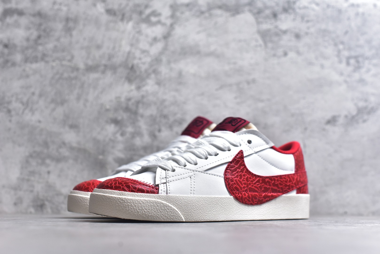 图片[2]-#Nike Blazer low 77 JUMBO 马年限定开括者大勾低帮休闲板鞋 鞋领采用弹性织物材质打造，方便穿脱的同时，带来舒适的穿着体验。鞋侧巨型大勾，让整双鞋极具复古质感。鞋底采用锯齿状设计，增强抓地力和耐久度 货号：DN2158-103 尺码：36-45-选品中心